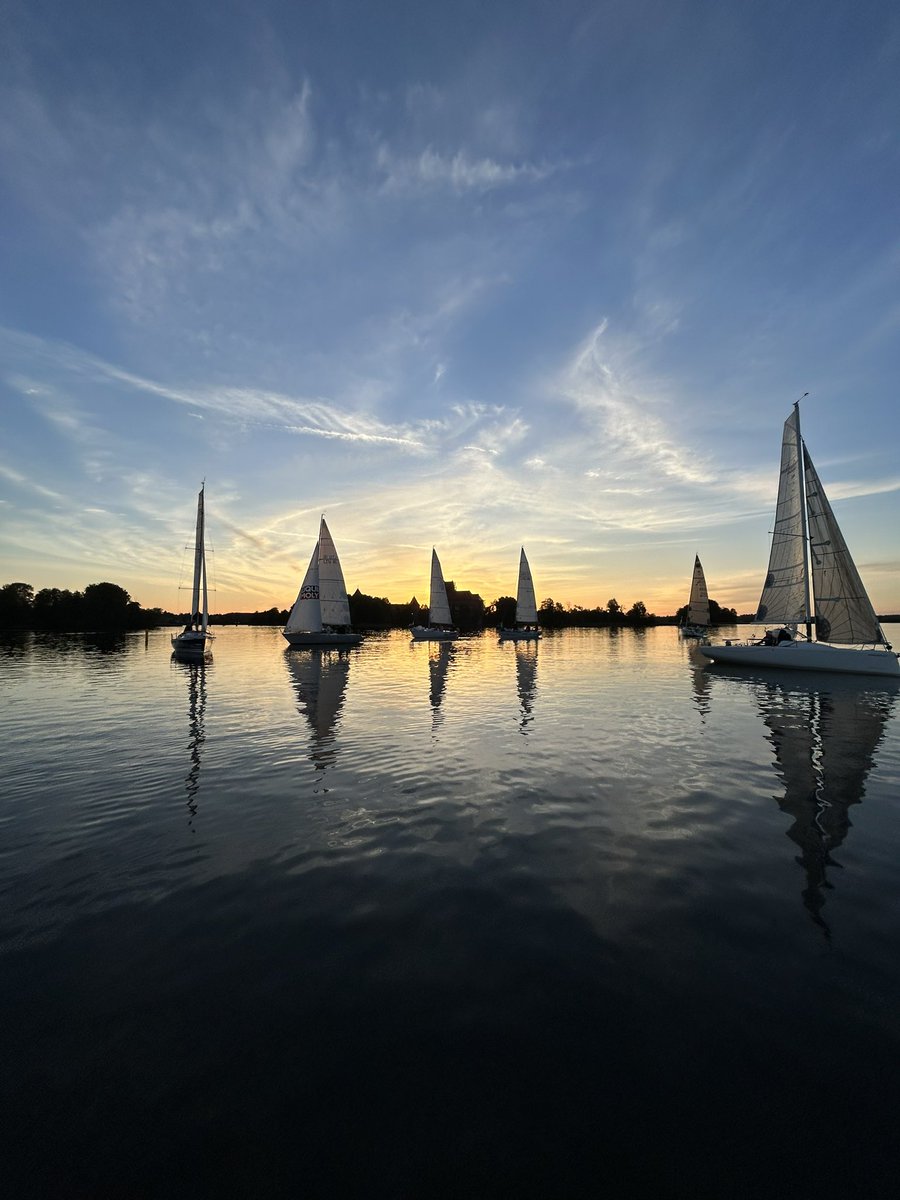 varvuolis's tweet photo. La magie du crépuscule! Fabulous magic of the #Midsummer, during the iconic St. John’s regatta 2024 in #Trakai, #Lithuania, where the historic Galvė lake was full of navigation lights all night long &amp; the full moon was mediating between dawn &amp; dusk, shedding light on the twilight https://t.co/lht9vc3xJg