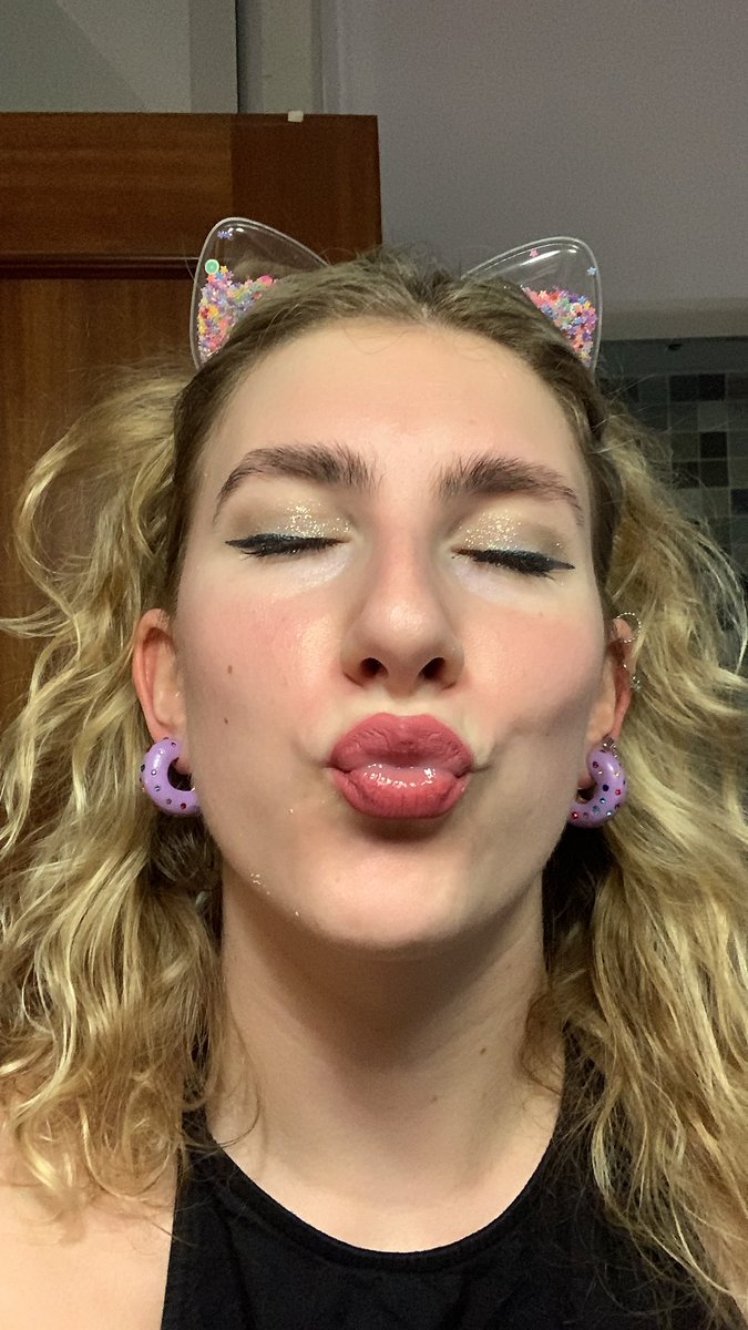 SheAlways's tweet photo. Me compre esta diadema para recogerme el pelo cuando me maquillo y mirad el ✨detalle✨🥺🍒 https://t.co/vtMWsWRpC4