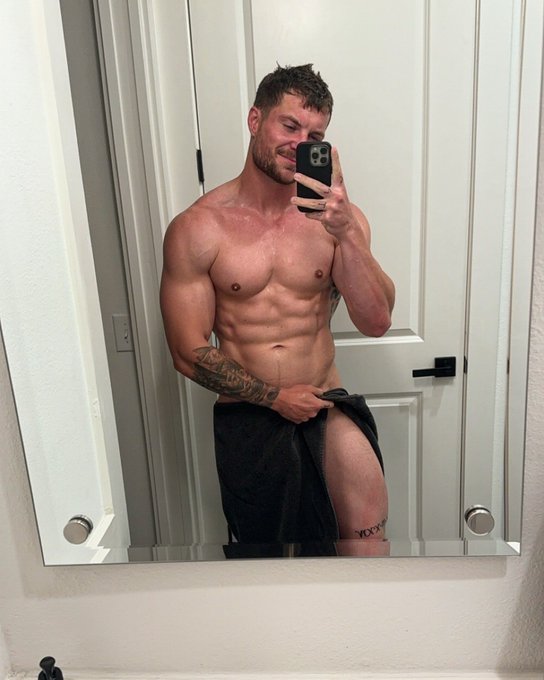 215 lbs at 6&rsquo;1 https://t.co/jXDNEGyg5t