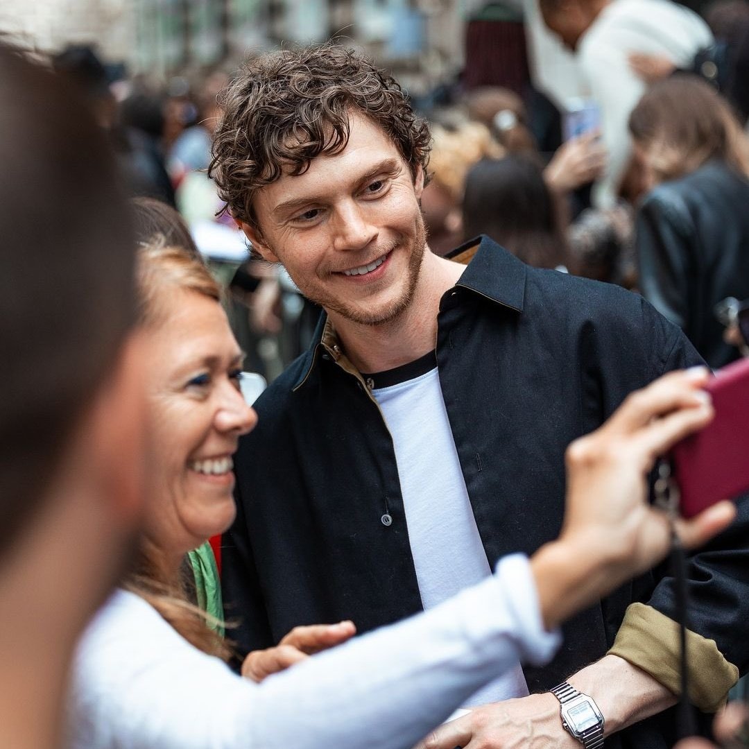 EvanPetersMX_'s tweet photo. Evan Peters con fans el día de hoy en Paris.🖤📸 https://t.co/8hPY0iFFL3
