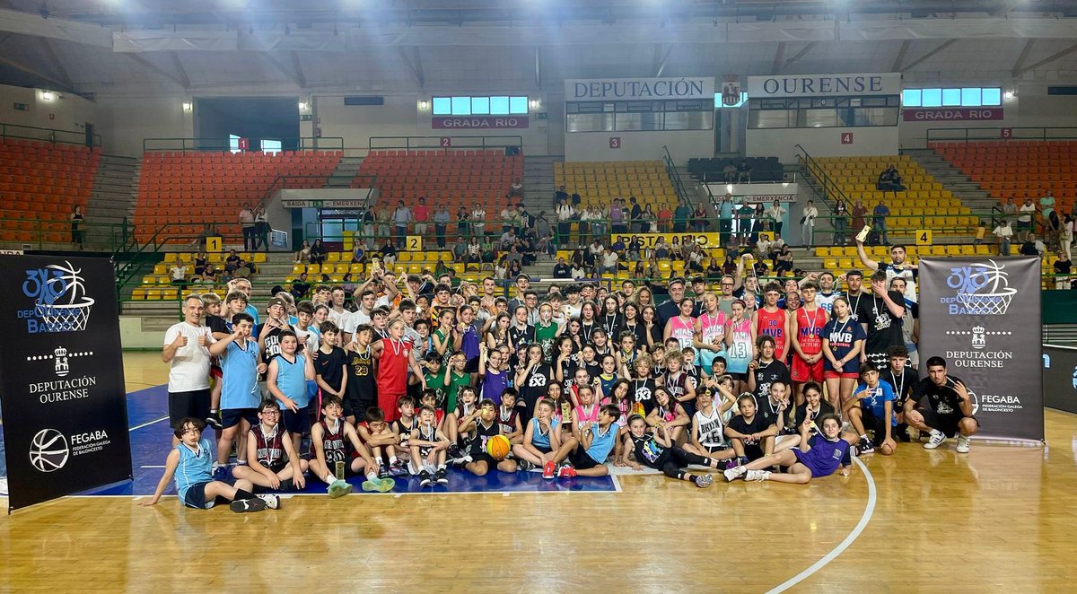 DeputacionOU's tweet image. Sensacional o 3X3 de Baloncesto organizado conxuntamente pola Deputación de Ourense e a Federación Galega de Baloncesto no Pazo dos Deportes Paco Paz. Á entrega de premios asistiu o deputado provincial @pumarjorge