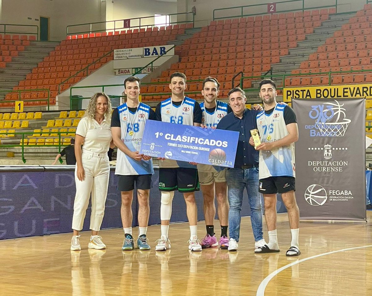 DeputacionOU's tweet image. Sensacional o 3X3 de Baloncesto organizado conxuntamente pola Deputación de Ourense e a Federación Galega de Baloncesto no Pazo dos Deportes Paco Paz. Á entrega de premios asistiu o deputado provincial @pumarjorge