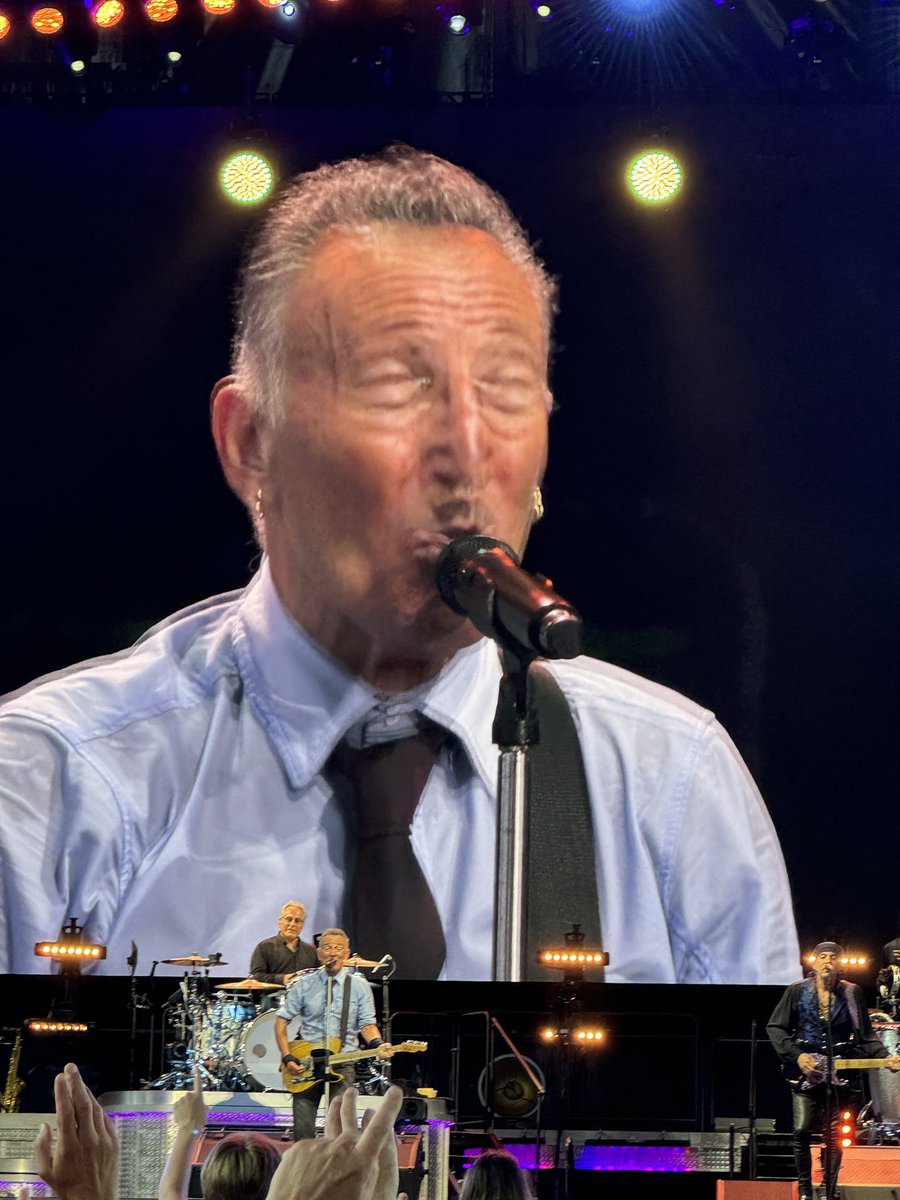 3 hours and still going!!  #springsteen Barcelona. Simply spectacular.