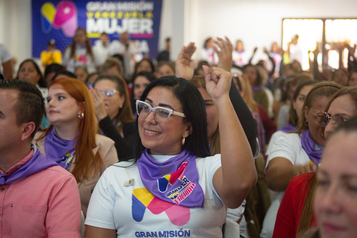 Dheliz Álvarez (@dhelizalvarez) on Twitter photo Entregamos 200 kits de para emprendedores y emprendedoras del estado Táchira.
¡El vértice 3️⃣ de la <a href="/mvenezuelamujer/">Gran Misión Venezuela Mujer</a> avanza gracias al nuestro Presidente <a href="/NicolasMaduro/">Nicolás Maduro</a>!
Agradecida con el gobernador <a href="/FreddyBernal/">Freddy Bernal</a> y la primera combatiente <a href="/KaremDeBernal/">Karem Durán de Bernal</a> 💜
#CombatientesConNico Entregamos 200 kits de para emprendedores y emprendedoras del estado Táchira.
¡El vértice 3️⃣ de la <a href="/mvenezuelamujer/">Gran Misión Venezuela Mujer</a> avanza gracias al nuestro Presidente <a href="/NicolasMaduro/">Nicolás Maduro</a>!
Agradecida con el gobernador <a href="/FreddyBernal/">Freddy Bernal</a> y la primera combatiente <a href="/KaremDeBernal/">Karem Durán de Bernal</a> 💜
#CombatientesConNico