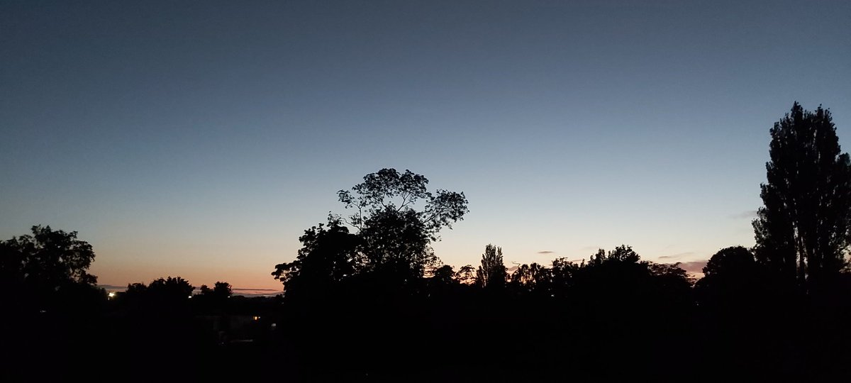 BeckGra's tweet photo. 11:01pm. Evening sky, from Hull looking across to the West (&amp; the Yorkshire Wolds).
#eveningsky #nighttime  #westernsky #hull #yorkshirewolds #afterglow https://t.co/sqMFRRr4KY