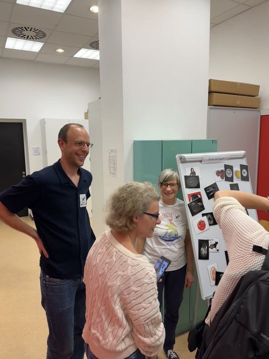 pboehmsturm's tweet image. Wow, that was fun! Experimental MRI went @LNDWBerlin. Overwhelmed by so much interest. Quiz proved they are all experts in fruit+vegetables+animal radiology 😜 Next year: ☑️