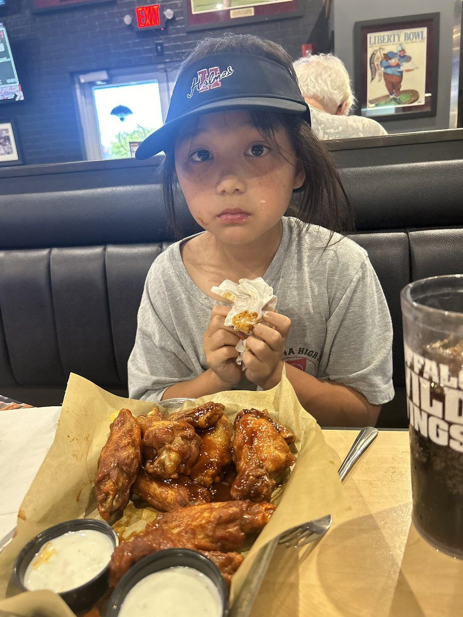 coachmatthudson's tweet photo. Got to spend the day recruiting with Lolo- she said best day ever was topped of with buffalo wild wings! #hccsoftball #baseballonredbull https://t.co/rkSBvYOFaE