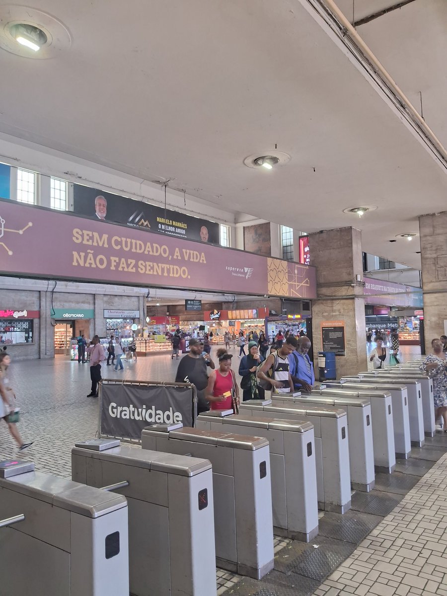 Gente, hoje fui passear no Ramal Belford Roxo.

Começando pela Central do Brasil:

É o coração do país. Onde tudo acontece.

Se tu parar na plataforma você faz as compras do mês com 20 reais e ainda sobra.

Tem de tudo. De bala juquinha a produtos ilícitos.