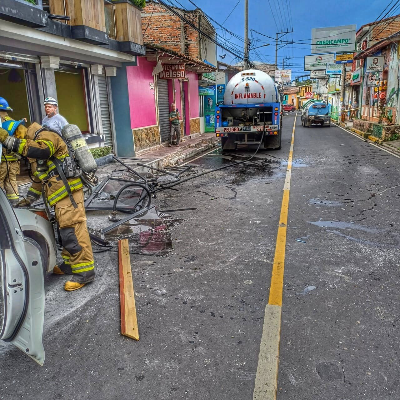 Sivar News on X: "????ACTUALIZACIÓN: EXPLOSIÓN DE GAS EN RESTAURANTE DE ILOBASCO DEJA 8 LESIONADOS Bomberos y cuerpos de socorro atienden una emergencia tras explosión por abastecimiento de gas en el restaurante "
