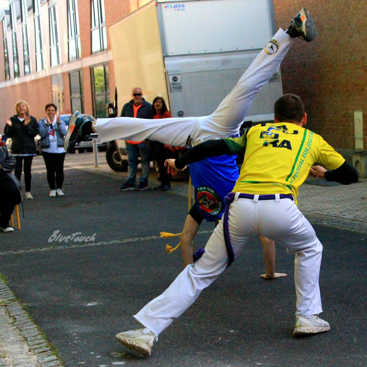 la_chouet's tweet photo. Quand tu as le milieu associatif qui te soutient, les meetings politiques sont plus euh... rythmés et dynamiques 😁. Initiation #capoeira  à #Amiens avec @PicardieDebout https://t.co/iLb6YzUZbJ