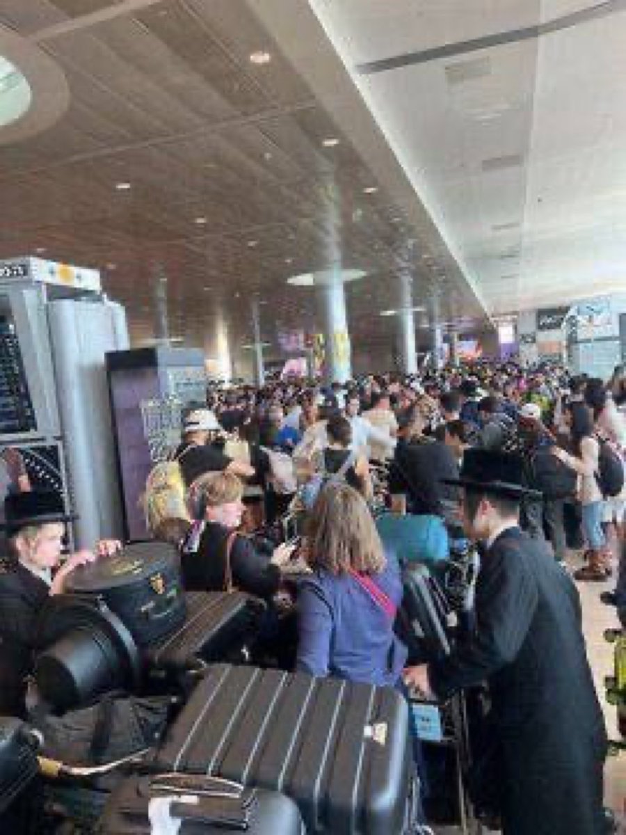 Fx1Jonny's tweet photo. 1000’s and 1000’s of Israelis are packed out at Ben Gurion airport as they “flee” from their homes as they are terrified of war against Hezbollah hahaha the fucking irony here is crazy 🔥 🔥 https://t.co/Rcj6fe38Bm