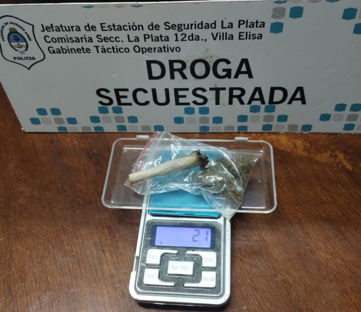 elcancillercom's tweet photo. [AHORA] Quedó detenido por trasladar 2,1 gramos de marihuana en La Plata. https://t.co/ZHttmJOjt0