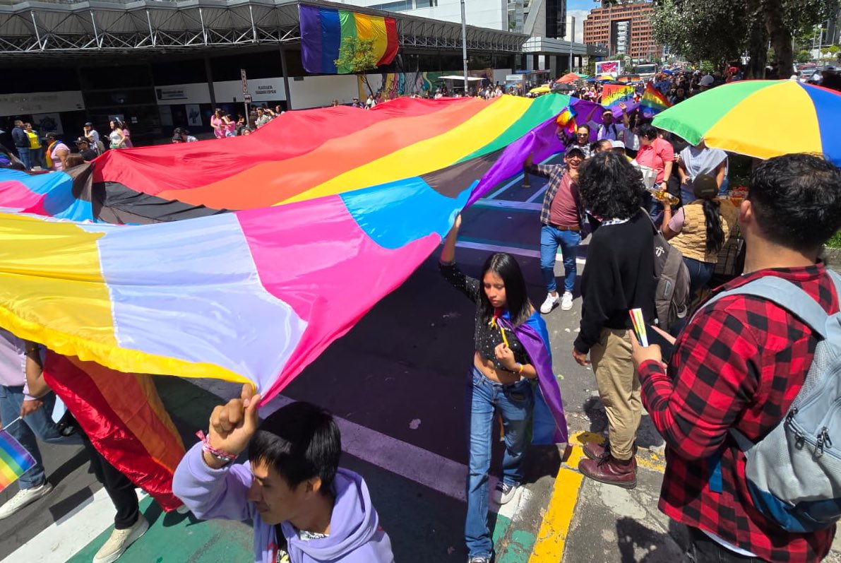 ZonalEspejo's tweet photo. 🏳️‍🌈🏳️‍⚧️ #NadaQueCurar | Hoy marchamos por los derechos y la diversidad sexogenérica. 

Una marcha histórica hacia la equidad, igualdad y respeto.

Con inclusión, #QuitoRenace https://t.co/VXPlwH8TZk