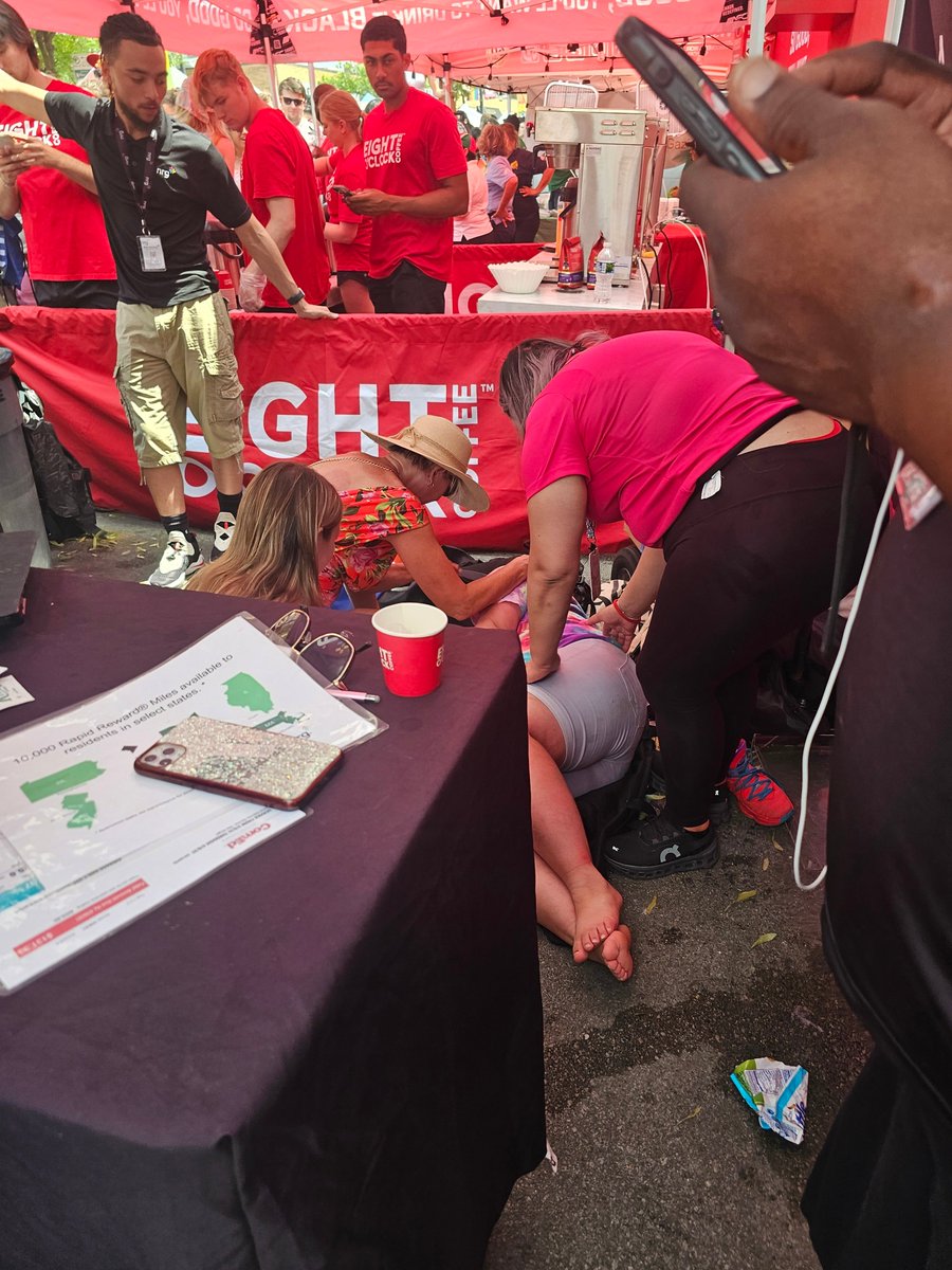 tridence's tweet photo. #jojosiwa performing in #chicago #pridefest 2024. It was a hot burner, as people were passing out, and my doctor came to their rescue. 🤦♂️😂🥃 #chicagoconcert
.
#chicagopridefest #chicagopride2024 #chitown #tridence #pridelove #windycitybloggers https://t.co/lzx86kpNI9