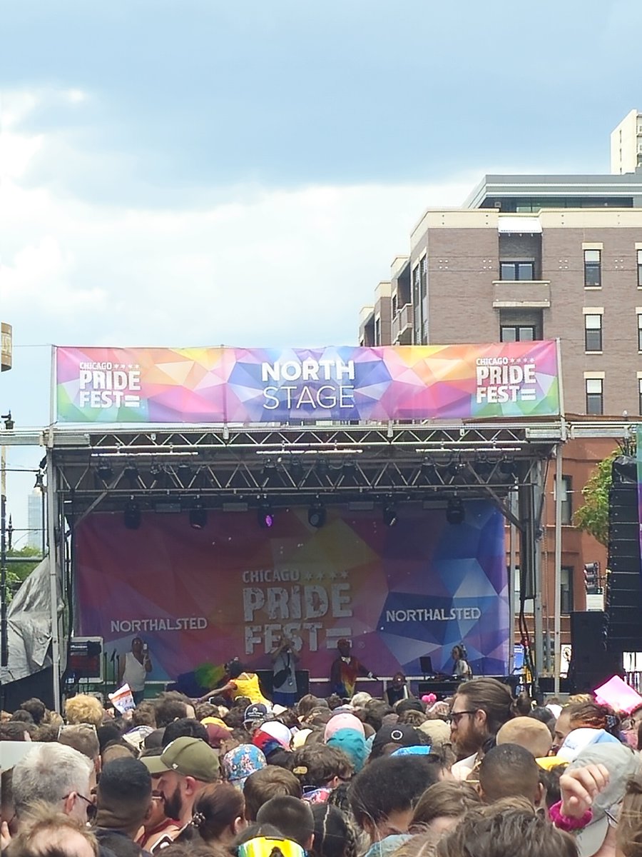 tridence's tweet photo. #jojosiwa performing in #chicago #pridefest 2024. It was a hot burner, as people were passing out, and my doctor came to their rescue. 🤦♂️😂🥃 #chicagoconcert
.
#chicagopridefest #chicagopride2024 #chitown #tridence #pridelove #windycitybloggers https://t.co/lzx86kpNI9