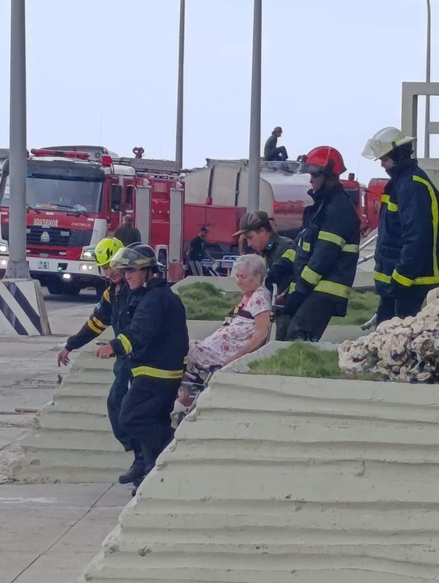 El cuerpo de bomberos junto al pueblo evitando las pérdidas de vidas humanas.  Gracias a nuestros oficiales del. Edificio Girón en #LaHabana #MinintCuba