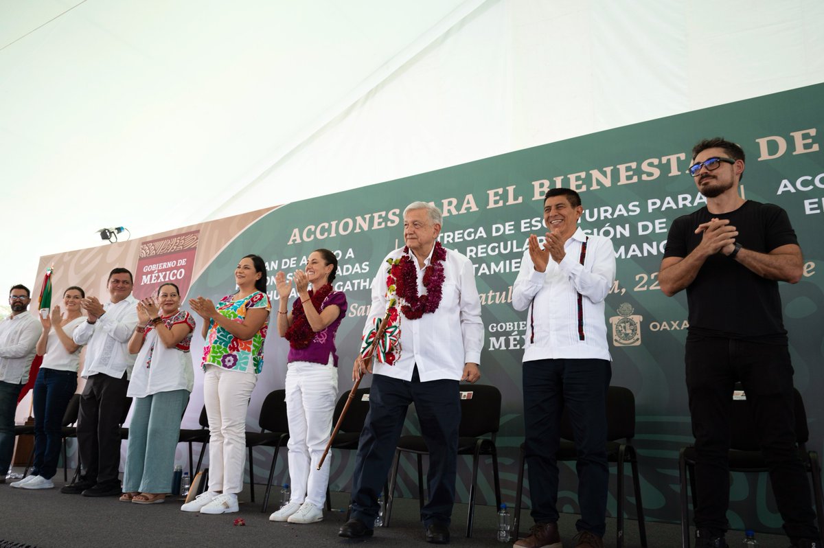 FonaturMX's tweet photo. La directora general del #Fonatur, Lyndia Quiroz, acompañó al presidente @lopezobrador_ y a la virtual presidenta de México @Claudiashein, a la entrega de escrituras en Huatulco, en el marco de las Acciones para el Bienestar de Oaxaca. 🇲🇽 https://t.co/9dct0qCBl4
