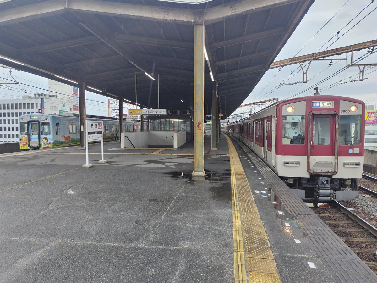 Yazawa0305's tweet photo. 乗車電（右）とならしか（左）を撮影
大阪上本町駅にてVL35に遭遇🤣
#近鉄
#1026系
#5800系
#VH29
#DH05
#VL35
#近鉄奈良線 https://t.co/rsXVnvzHdk