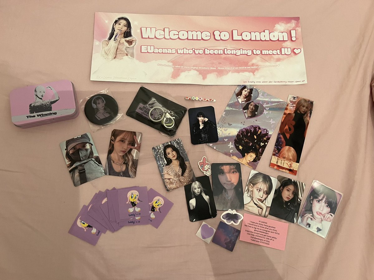 Narsphei17's tweet photo. Thank you IU’s mom for preparing our door gifts 💖 @_IUofficial 
Also thank you to my fellow 
Lon-aenas who are as well very generous to give out this cute gifts and ofc the banner by the Uaena International Discord Team💖

#IUinLondon 
#HEREH 
 #HEREH_WORLD_TOUR_IN_LONDON https://t.co/x7iepAEX1J