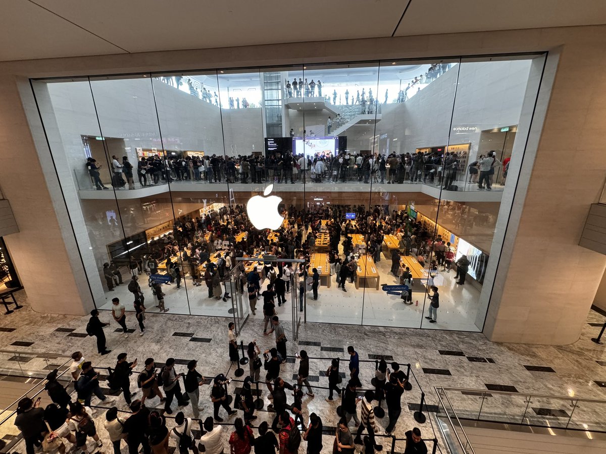 kuanhoong's tweet photo. So to get to @Apple Store at The Exchange TRX mall by MRT, one has to alight at Samsung Galaxy MRT station. Well played @SamsungMalaysia π#applestore #applestorekl https://t.co/EF79yNdT6G