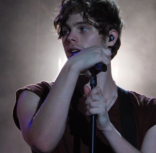 ashtonsoshq's tweet photo. sgfg luke who agrees https://t.co/FGzaDQtYA1
