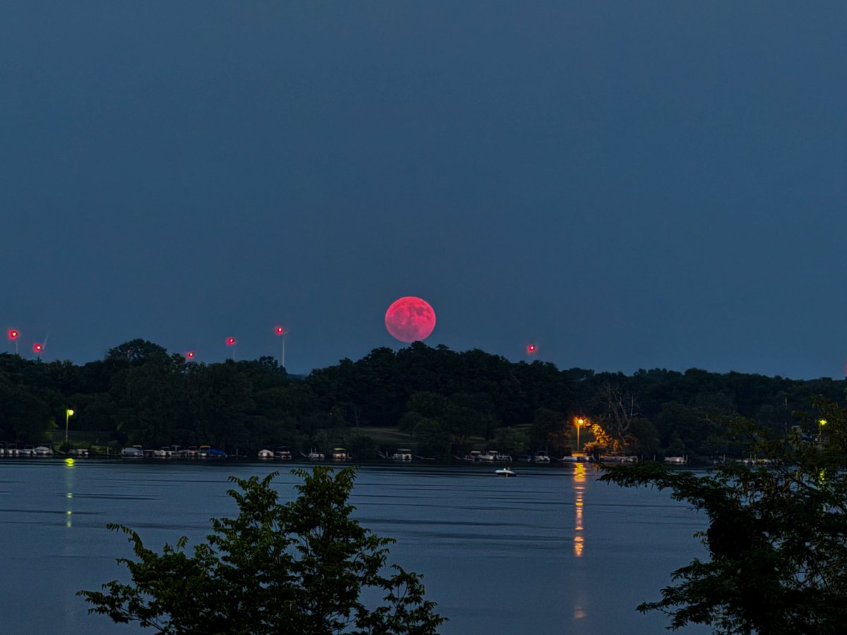 a_a_ronwx's tweet photo. Last night’s strawberry full moon was absolutely breathtaking as it rose above Prairie Creek Reservoir in Delaware County, Indiana 🍓🌕 
(The first photo has reached over 10 million people so far on our facebook page!)
@LiveStormChaser @JimOBrienWX @JimCantore 
#moon #inwx https://t.co/h3c1xKWpJu