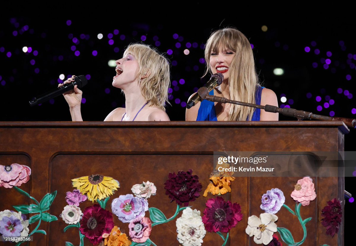 YELYAHPOI's tweet photo. hayley and taylor photographed during Castles Crumbling 💜 #LondonTSTheErastour 

📸 Kevin Mazur https://t.co/XtUWBLl01c