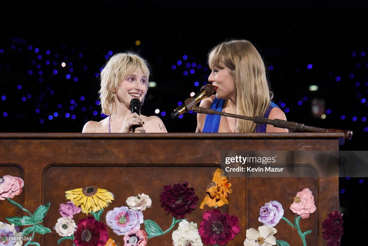 YELYAHPOI's tweet photo. hayley and taylor photographed during Castles Crumbling 💜 #LondonTSTheErastour 

📸 Kevin Mazur https://t.co/XtUWBLl01c