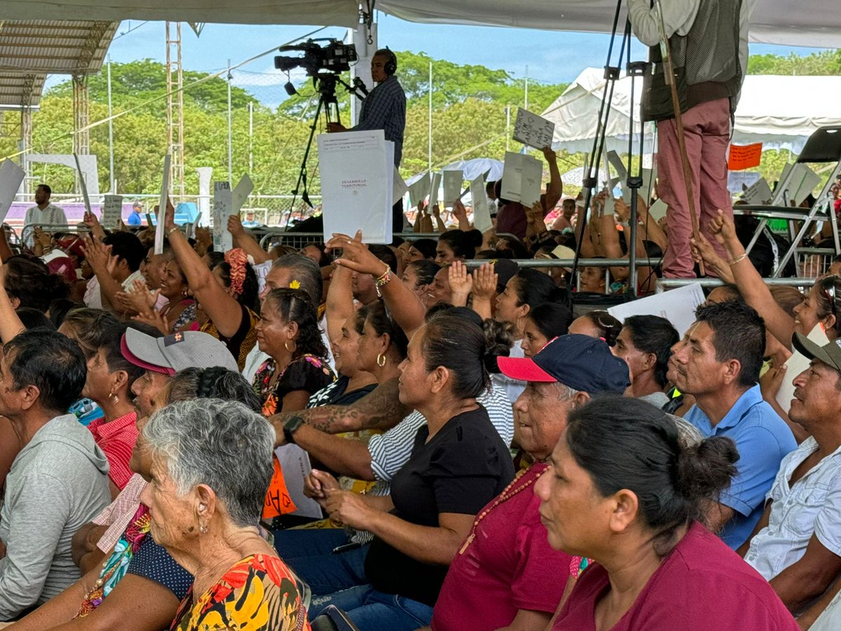 #Boletín
Entrega Sedatu mil 280 escrituras de regularización de asentamientos humanos en #Huatulco

El 62 por ciento de los beneficiados son mujeres huatulqueñas que ahora cuentan con un patrimonio

Todos los detalles en: gob.mx/sedatu/prensa/…