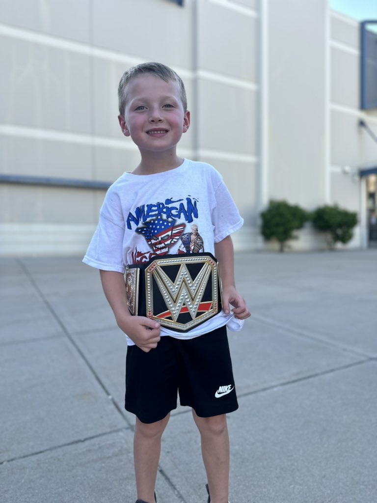 taylorburke__'s tweet photo. #WWEBloomington https://t.co/vQbmIxY2HS