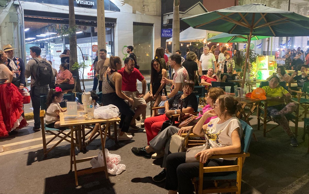 ¡Pasamos una linda tarde en la Feria Palmear! 🏛✨️
Y seguimos con recorridos por el Panteón de los Héroes, exposición de arte, cultura y gastronomía típica.

¡Vení a compartir con nosotros para ponerle el broche de oro a la jornada, con la presentación del Dj Indio Rubio!