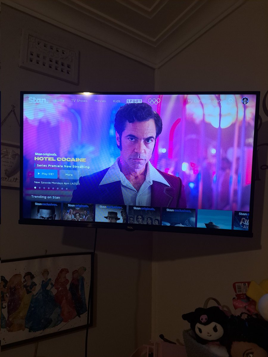 DChapsol's tweet image. Just when I didn't think there would be another @TheDannyPino character to love....BOOM que Roman. LOVED the first episode #hotelcocaine