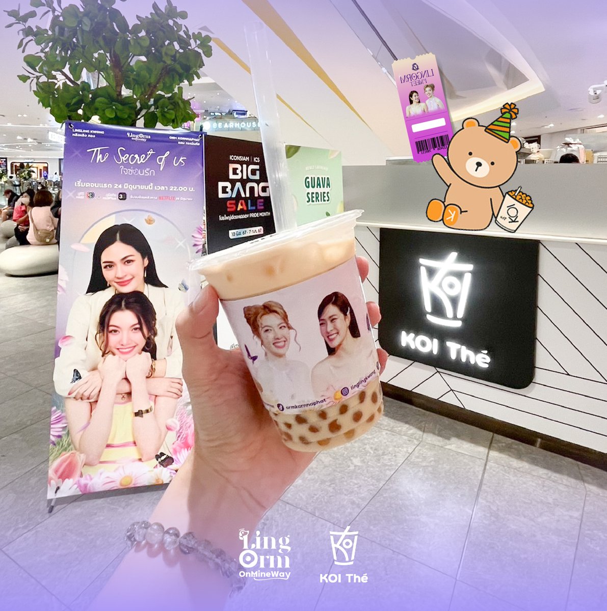 LingOrm_OnMineW's tweet photo. ชานมไข่มุกอร่อยมั้ยคะ ส่วนแอดบอกเลยว่าอิ่มอกอิ่มใจมากค่ะ ใครมารับแล้วอย่าลืมถ่ายรูปกับแก้วและสแตนดี้ แท็กมาอวดแอดกันบ้างน้า

📍  เพียงโชว์บัตรmeeting ให้กับคุณพนักงานที่น่ารัก ก็รับไปเลย!! Golden Bubble Milk Tea  1 ใบ /1 แก้ว พร้อม cup sleeve สุดแสน exclusive 🫣 ดื่มกันให้ชื่นใจก่อนเข้าไปกรี้ดพี่หลิงน้องออม แถม! มีสติกเกอ��์น่ารักๆ ปุ๊กปิ๊ก ให้ด้วยคนละ 1 ชุด 

🕙เริ่มแจกตั้งแต่  23 มิย.เวลา 11.00 น. เป็นต้นไป จนกว่าจะครบ 200 แก้ว
🏢 ร้าน KOI Thé สาขา ไอคอนสยาม ชั้น 4

ขอขอบคุณผู้สนับสนุนที่น่ารัก 🙇‍♀️
@sunsun_038 
@38marsh 

และ AW giveaway สติ๊กเก้อจาก
@bbebluun 

#KOITheThailand
#หลิงออม #LingOrm
#ใจซ่อนรัก #เด็กดื้อของพี่หมอ #TheSecretOfUs
#หลิงหลิงคอง #linglingkwong
#ออมกรณ์นภัส #ormkornnaphat