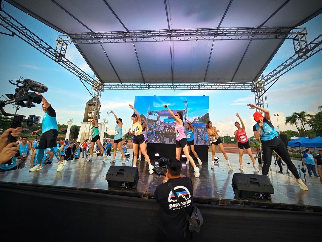 PhilstarNews's tweet photo. KARERUN NG BINI 🏃‍♀️🌸

P-pop group @BINI_ph hosted a fun run event with Blooms in Manila on Sunday morning.

"Salamat sa pagtakbo with us! Mabagal man o mabilis, basta kasama kayo sa karera! Ingat kayo pauwi mga bes!" the group wrote on Instagram.

📸: BINI via Instagram https://t.co/fpD62XyuQf