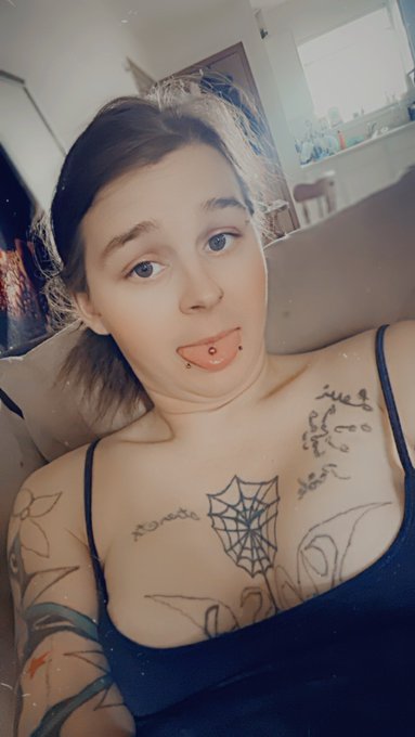 I need some girlfriends!!😢😢  Can the Midwest laddies check in? https://t.co/4HwCNaBky4