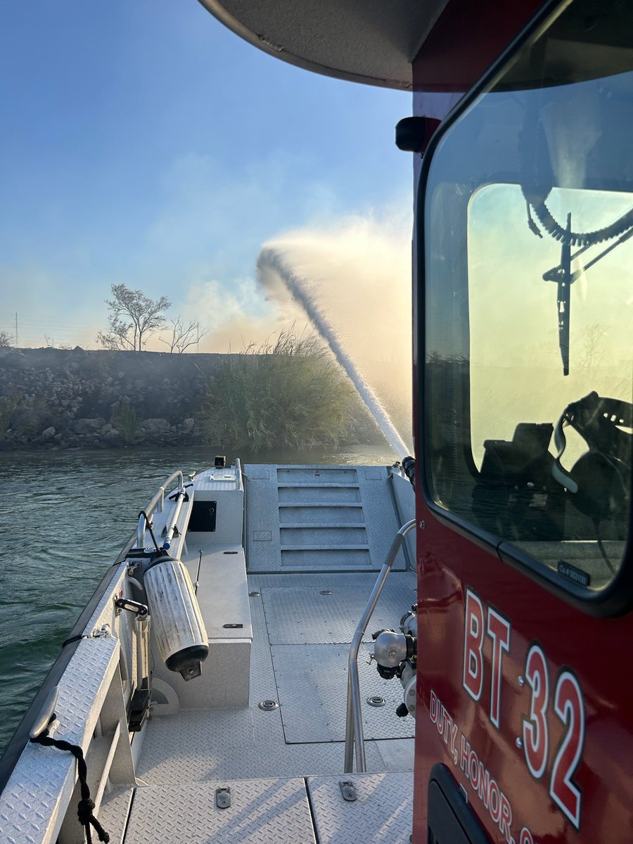 SBCOUNTYFIRE's tweet photo. #NeedlesFire Evening Update 

✅FROS stopped on the California side at 70acres, 50% contained.

🚒FFs working overnight to ⬆️ containment &amp; mop-up.

🏡One structure destroyed 

ℹ️Cause under investigation 

🛑No injuries reported 

*Information specific to CA side of fire https://t.co/UeatMYG1Ab