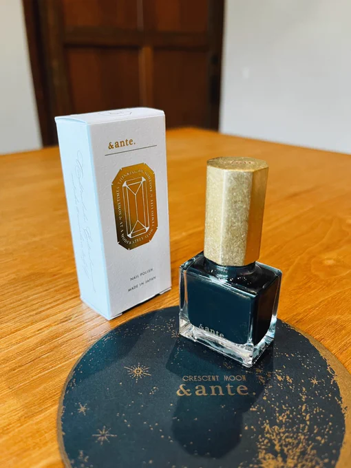 &amp;ante.の【三日月】毎月三日月の日にだけ販売するカラーなんだけど、新月(ダークネイビー)に微細な金ラメが入ったのがこの【三日月】。 墨っぽいネイビーが美しくて、ラメの細かさも深い夜の僅かな光っぽくていいですねぇ…!(真鍮の蓋は雰囲気めっちゃいいけど塗る時若干重い)#ネイル 