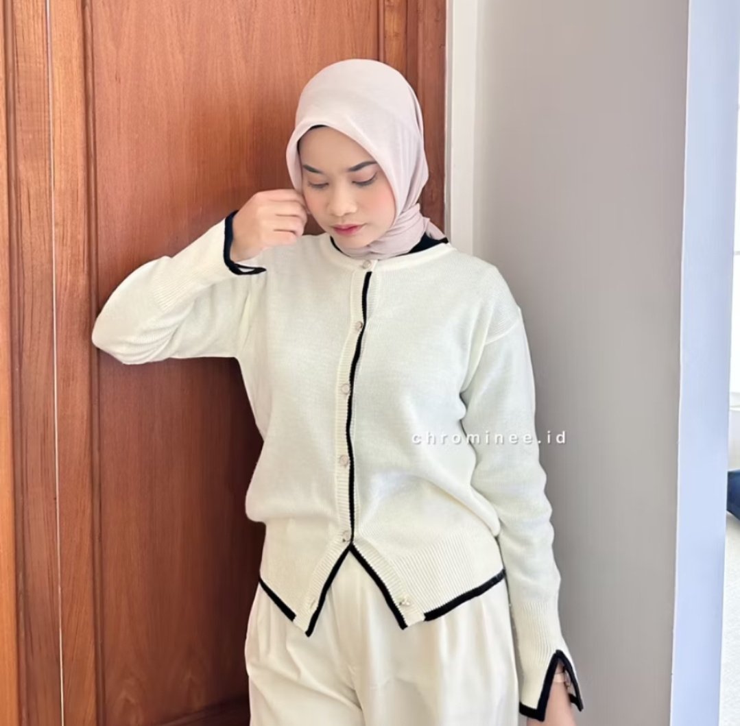 yourneeds0624's tweet photo. White cardigan inspo by yourneeds

- a thread
Cardigan putih cocok dipake buat hangout tp tetep keliatan rapih

:: https://t.co/3zHitU8Ee5 https://t.co/G3L3ZHHbuJ