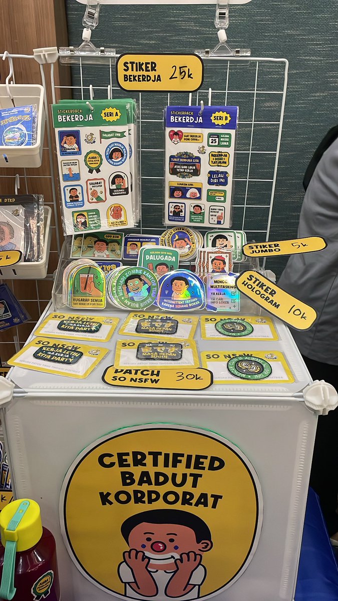 moontimemolala_'s tweet photo. Sticker, pin, keluh kesah nya budak korporat by sugyh club #jastippland https://t.co/EEKhL0IG2q