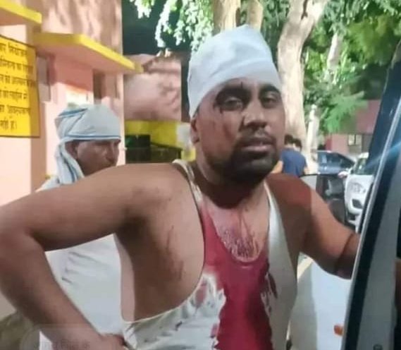 दलित केटेगरी में आने वाले जाटव समाज के भाइयों ने आगरा फतेहपुर सीकरी नगला धीरू
के  8 ब्राह्मणों पर हमला 1 ने मौके पर दम तोड़ा। 
राजनेता पार्टी तुम्हारी लड़ाई छोड़ो आवाज भी नही उठाने वाले नींद से जागो 
ब्राह्मणों साथ दो या गुलामी चुनो ये फेसला आपको करना है।