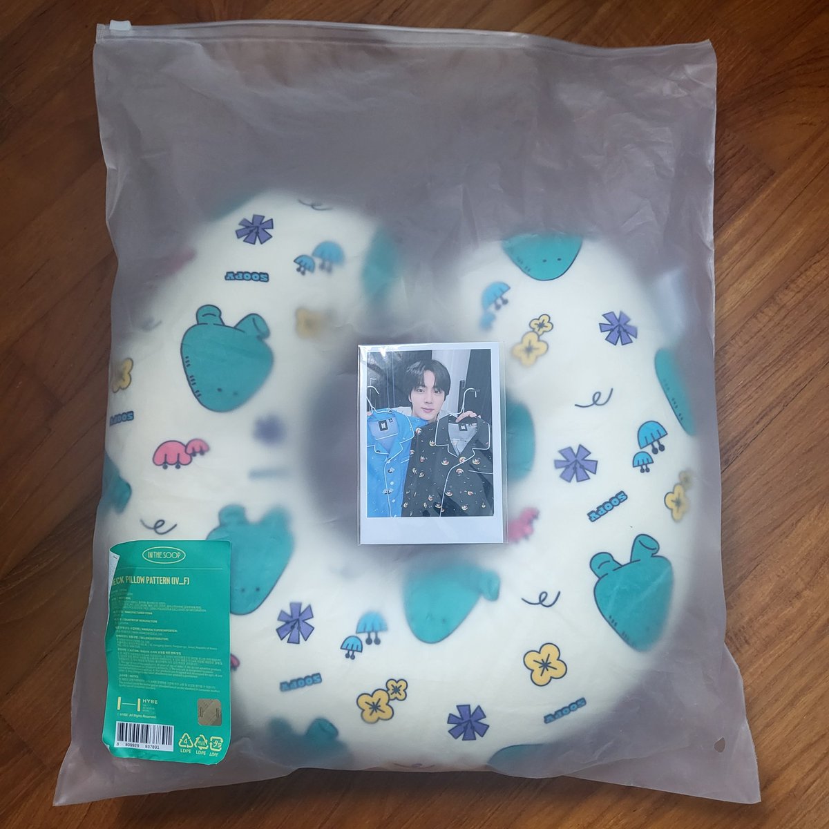 Yoonigiri3's tweet photo. 🐹 GA 🐹

💜 Soop neck pillow and Jin pyjamas photocard [both sealed]
💜 Rt to enter
💜 Worldwide, tracked mail
💜 Closes Weds 26th June 8pm KST 

#bts https://t.co/jtNSb1zPk6