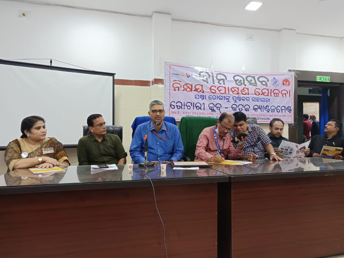 TbDivision's tweet photo. Shri KK Tripathy-Economic Advisor expressed his support &amp; commitment for PwTB during his visit to Odisha. He Became Ni-kshay Mitra under #PradhanMantriTBMuktBharatAbhiyaan &amp; distributed food kits to PwTB at Cuttack. He also felicitated Rotary Club for the continued support. https://t.co/VbDCZMFKKK