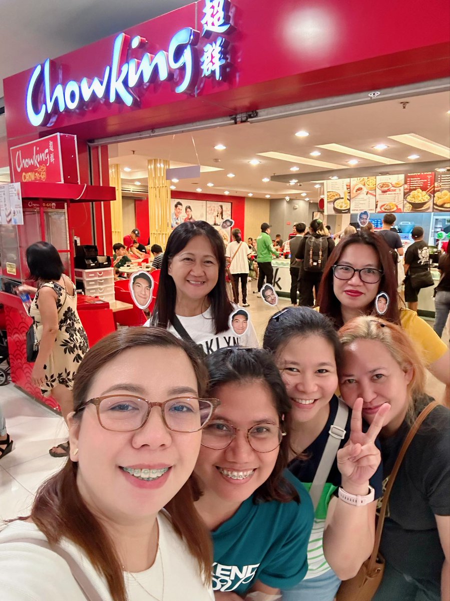 TheDarrenatics2's tweet photo. Weekend ready bonding of some of our team members to take time to talk about #D10 post-concert fandom activities.
Not forgetting to bond over @chowking_ph's #ChaoFan partnered with @CocaColaPH!
MusicalSunday withDARREN
#DARREN @Espanto2001 https://t.co/75zlHGBTqf