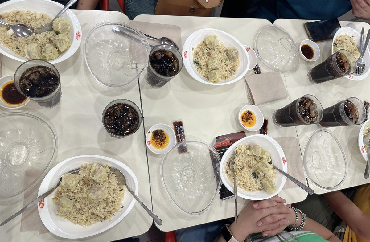 TheDarrenatics2's tweet photo. Weekend ready bonding of some of our team members to take time to talk about #D10 post-concert fandom activities.
Not forgetting to bond over @chowking_ph's #ChaoFan partnered with @CocaColaPH!
MusicalSunday withDARREN
#DARREN @Espanto2001 https://t.co/75zlHGBTqf