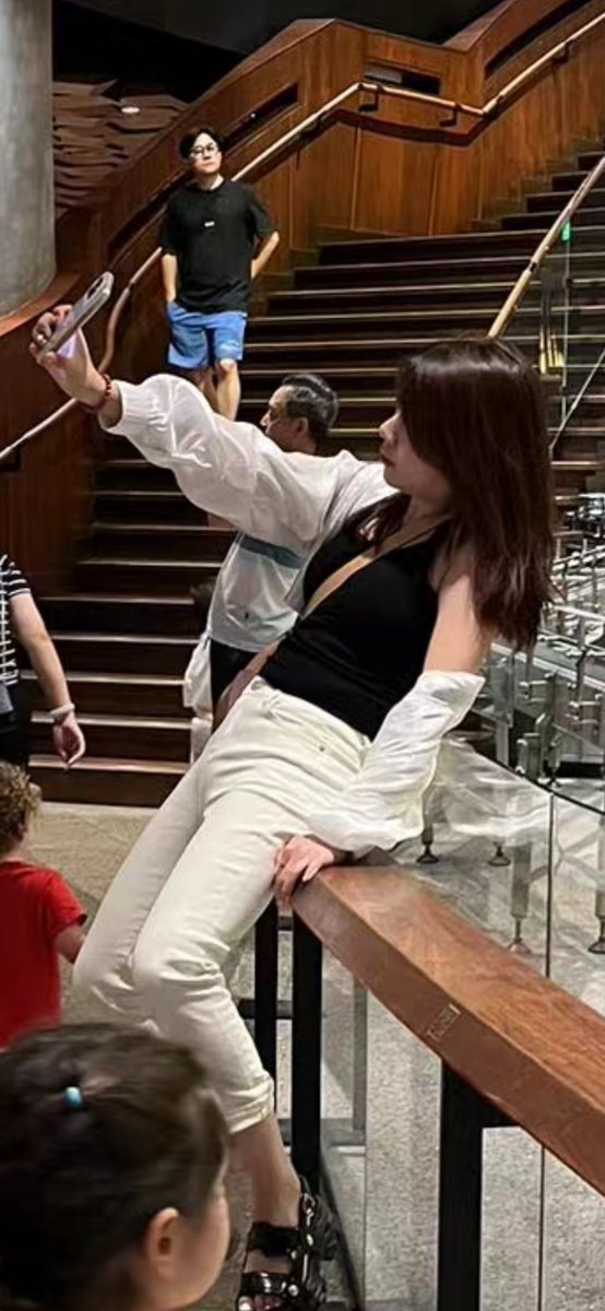xoxoCox's tweet photo. The determination that goes into getting a selfie at shanghai Starbucks roastery is unmatched https://t.co/wFfEviqzFL