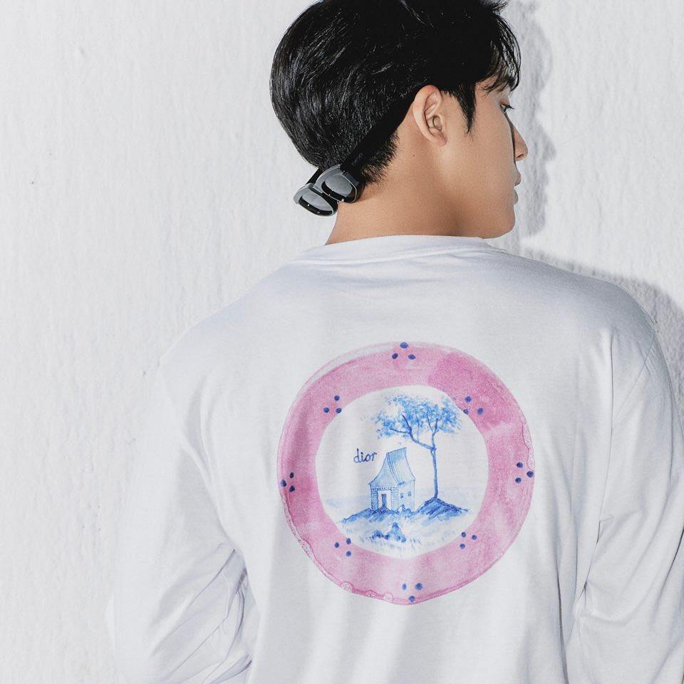 Gyukirn's tweet photo. Adoring Dior. https://t.co/eGtWb9Efkb