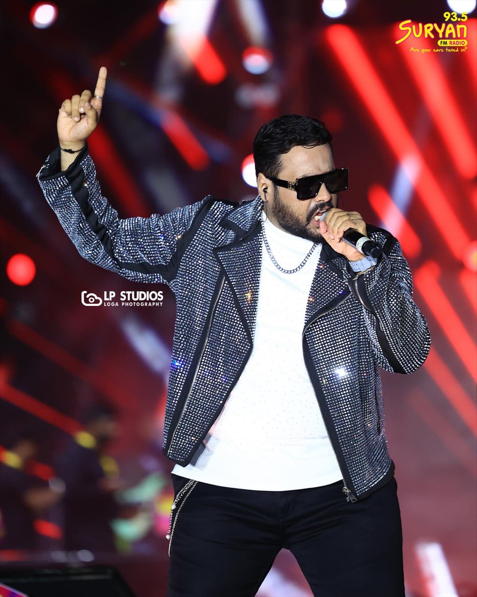 SingerNarayanan's tweet photo. Thank you Pudhucherry 🔥💥❤️🥰
Thank you @vijayantony sir , Saravanan anna , @SuryanFM ❤️

Outfit Courtesy : @radimclothing ,Chennai 
Photography : @lpstudiospy @romeo_loga 

#vijayantonyliveinconcert #puducherry #suryanfm #pondy #vijayantony #ogvibe #narayananravishankar https://t.co/rEhi25ktDw