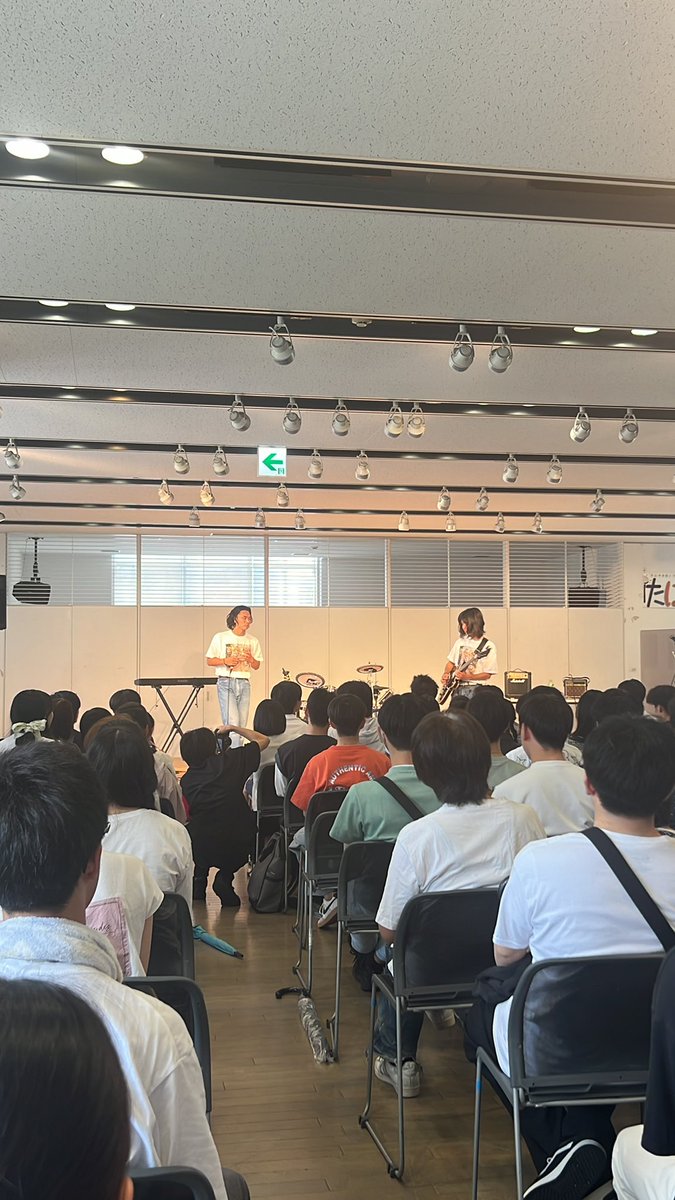 kakoton100's tweet photo. 77回生さんのバンド
from8 ライブ超満員です✨ https://t.co/hoxAJuuVbw