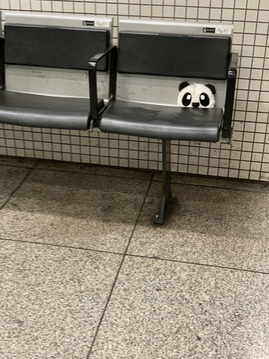saorij_6's tweet photo. 【拡散希望】
有楽町線豊洲駅ホームベンチにポツンと🐼
持ち主さんに届きますように🙏
#V6
#三宅健
#アザサイコン
#セクバニコン
#有明アリーナ https://t.co/xW4tn3LlX3