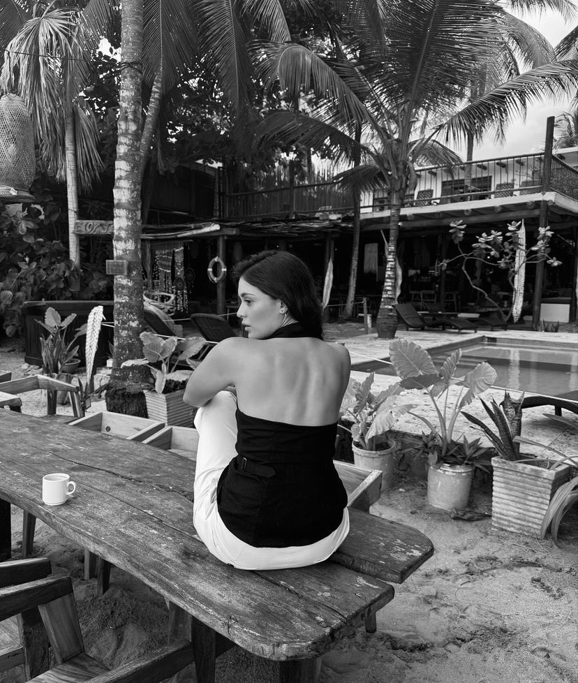 imtxllxngcyp's tweet image. a poché le gusta tomarle fotos a daniela de espalda, y la entiendo.